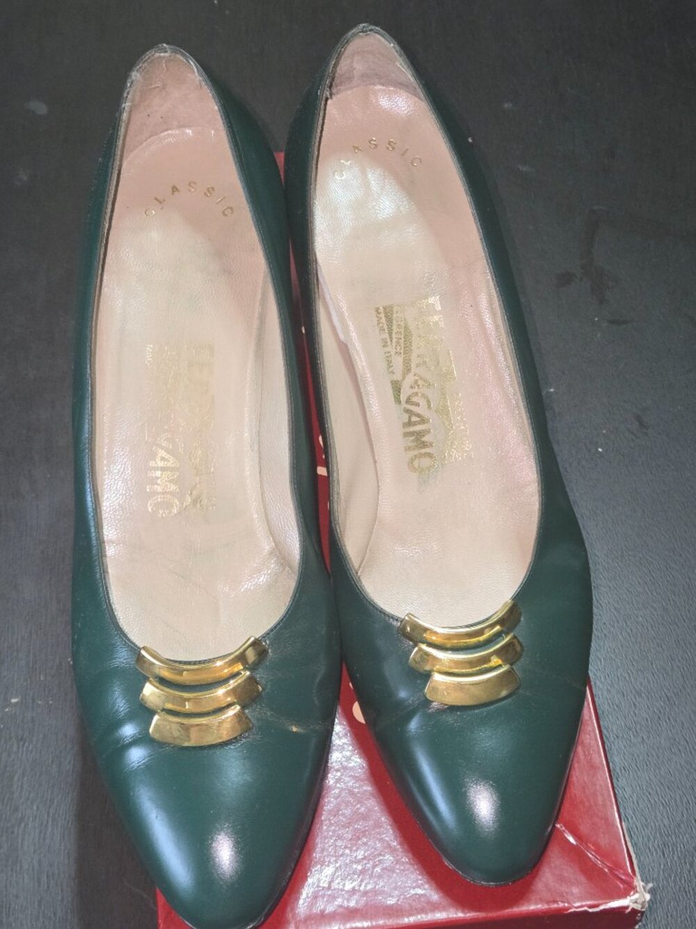 Vintage Salvatore Ferragamo Green Leather Pumps with Gold Accent - Picture 6 of 7